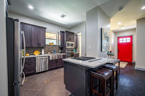 Spacious 5-bedroom house with Jacuzzi and Parking in peaceful Houston