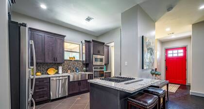 Spacious 5-bedroom house with Jacuzzi and Parking in peaceful Houston