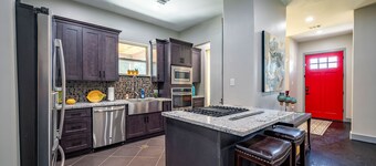 Spacious 5-bedroom house with Jacuzzi and Parking in peaceful Houston