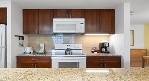 Kjøleskap, mikrobølgeovn, ovn og spisebord