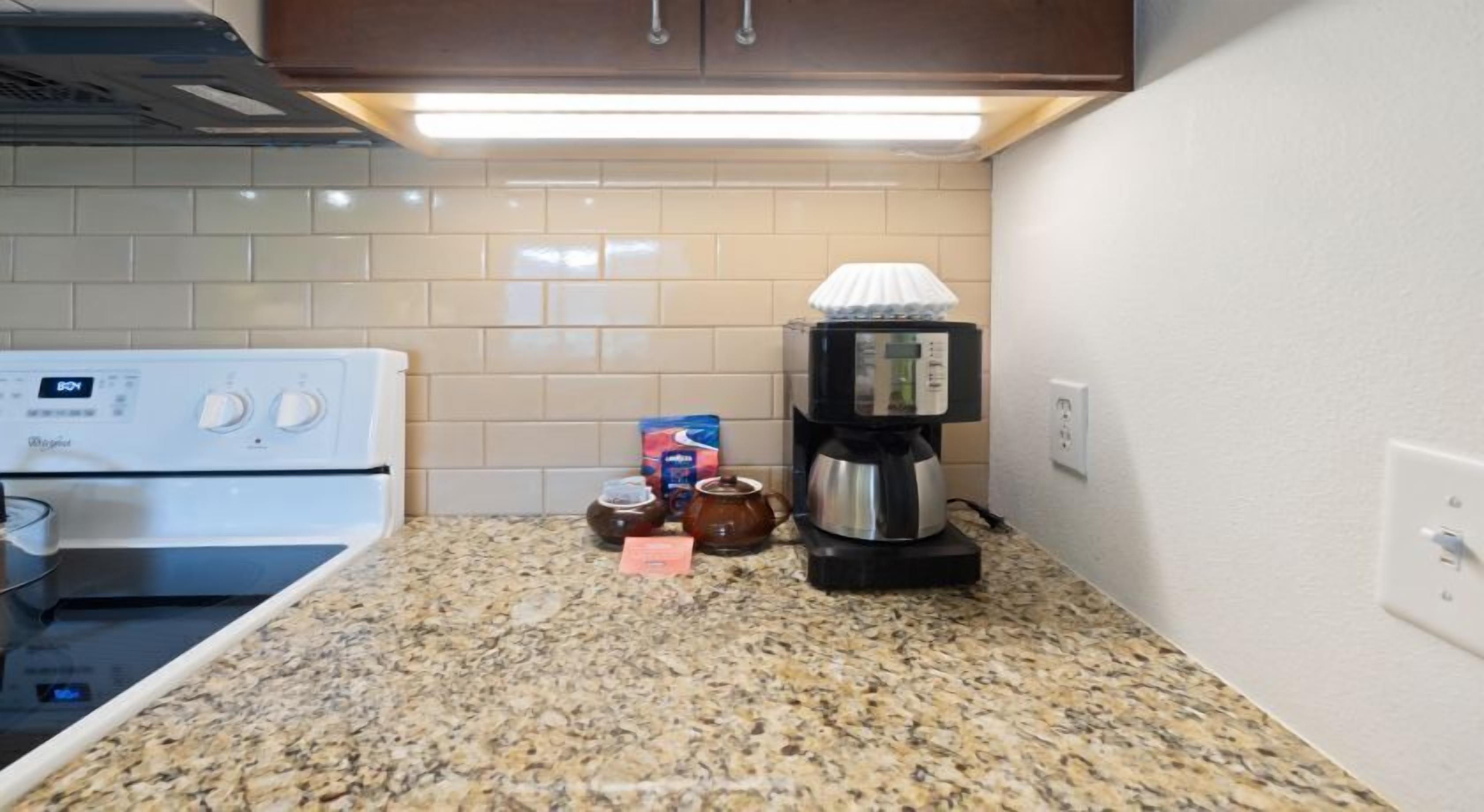 Køleskab, mikrobølgeovn, ovn, spisebord