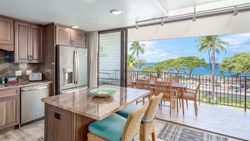 Apartment, Mehrere Betten, Balkon, Meerblick (Maui Parkshore 410) | Eigene Küche | Wasserkocher mit Kaffee-/Teezubehör, Esstisch