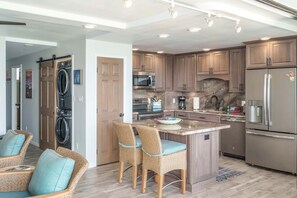 Apartment, Mehrere Betten, Balkon, Meerblick (Maui Parkshore 410) | Eigene Küche | Wasserkocher mit Kaffee-/Teezubehör, Esstisch