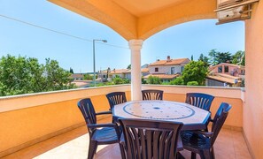 Outdoor dining - Apartments Cukon (16136-A5) - Medulin (Medulin)