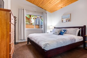 Iron/ironing board, travel cot, free WiFi, bed sheets - Quick walk to the indoor pool & hot-tub! (Parksville)