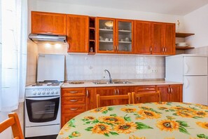 Fridge, oven, stovetop, coffee/tea maker - Apartments Cukon (16136-A7) - Medulin (Medulin)