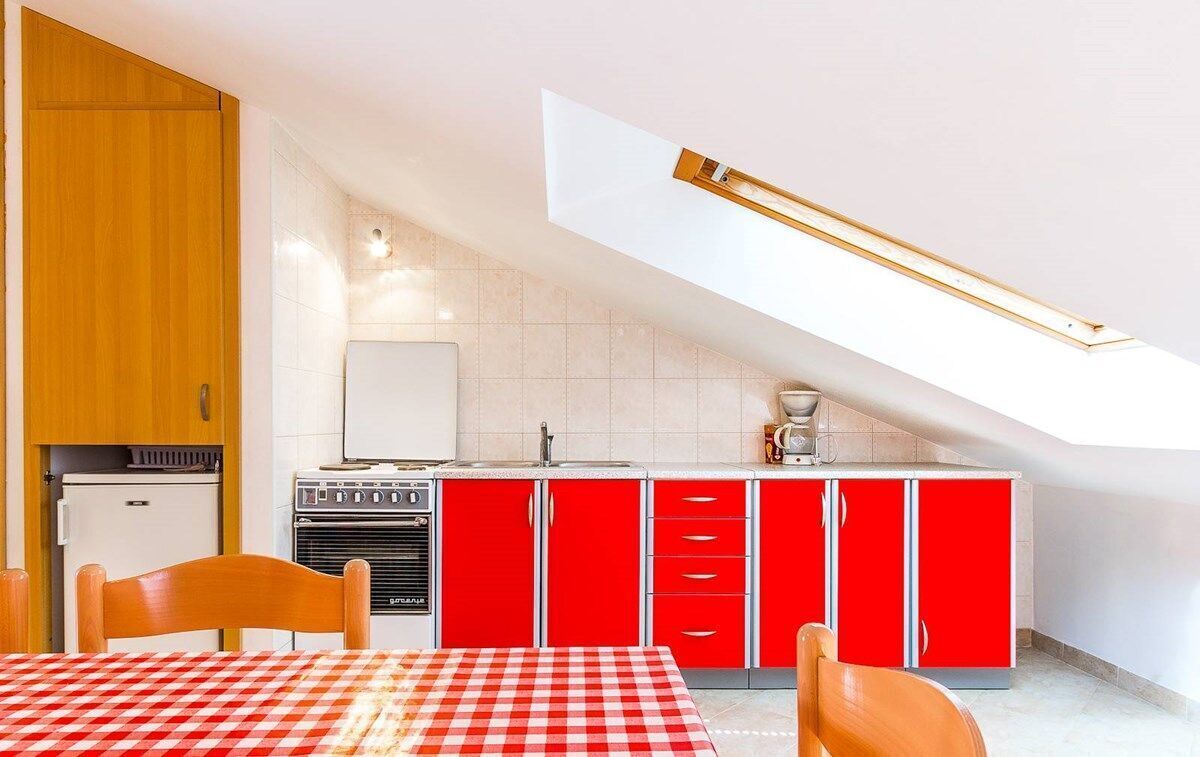 Kjøleskap, kokeplater og kaffetrakter/tekoker