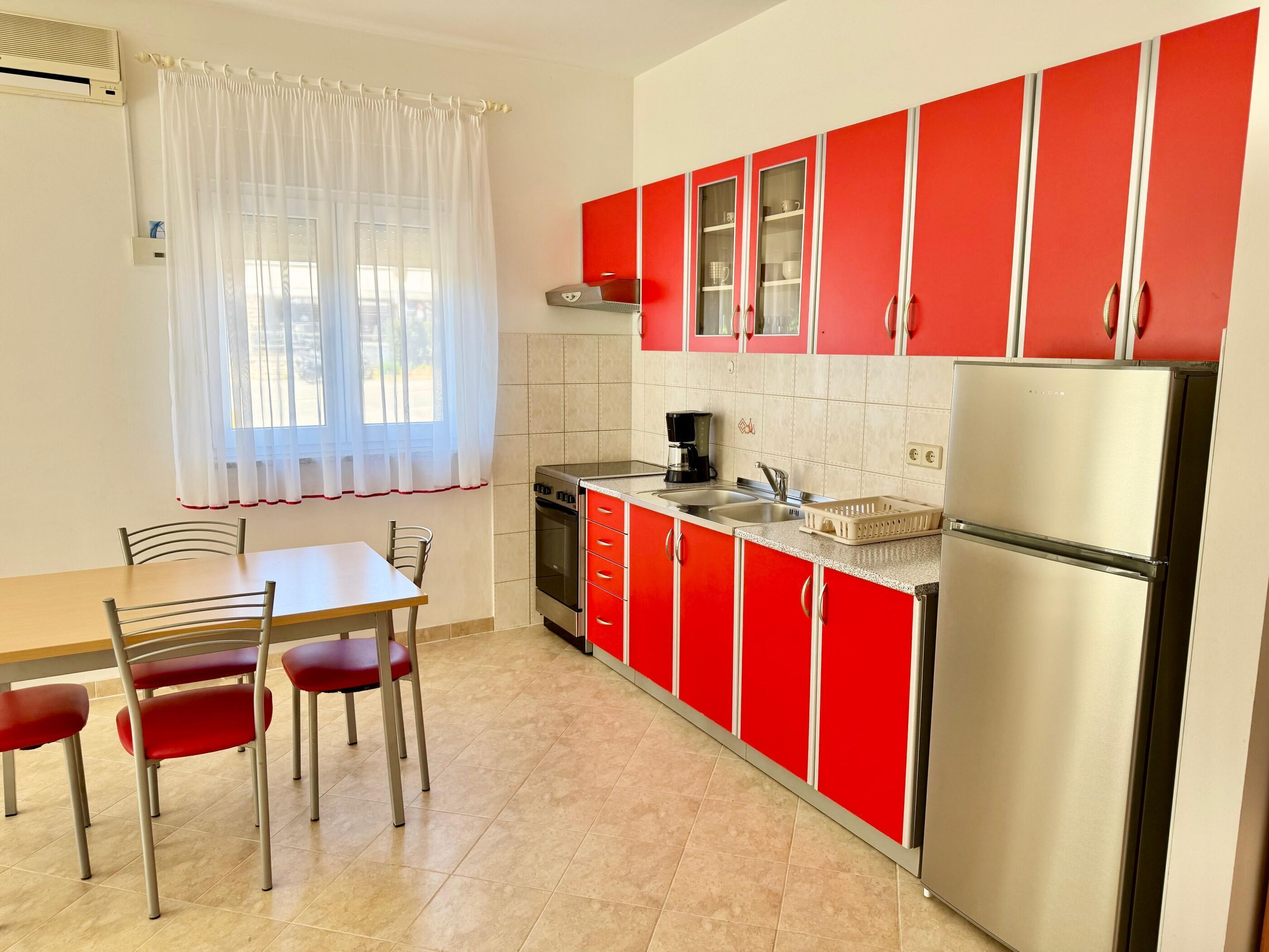 Fridge, stovetop, coffee/tea maker