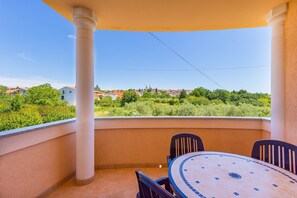 Outdoor dining - Apartments Cukon (16136-A10) - Medulin (Medulin)