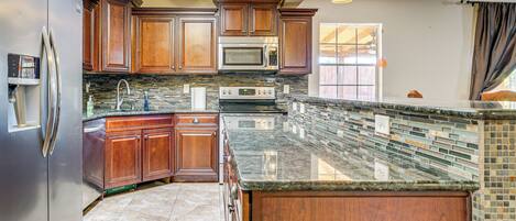 Kühlschrank, Mikrowelle, Herdplatte, Geschirrspüler