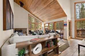 TV, fireplace, video games, table football - NEW/Black Butte Ranch/Sauna/Hot Tub/Kids Playroom (Sisters)