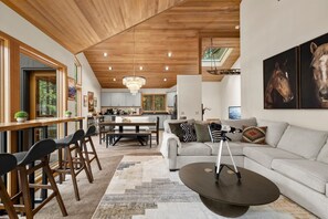 TV, fireplace, video games, table football - NEW/Black Butte Ranch/Sauna/Hot Tub/Kids Playroom (Sisters)