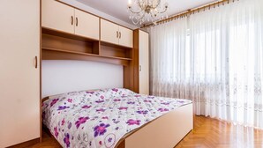 Camera da letto con un letto, armadio a muro e lampadario.