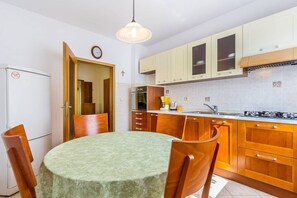 Wasserkocher mit Kaffee-/Teezubehör, Kühlschrank