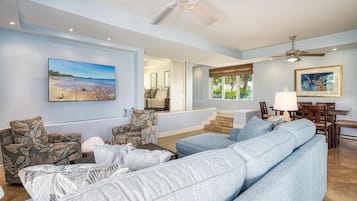 Apartamento, varias camas, balcón, vistas al jardín (The Palms at Wailea 705) | Zona de estar