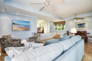 Condo, varias camas, balcón, vista al jardín (The Palms at Wailea 705) | Área de sala de estar