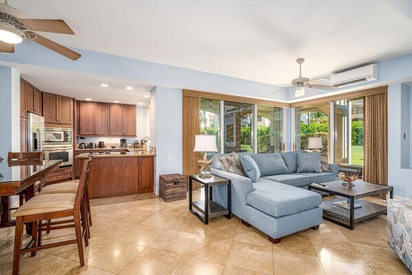 Apartment, Mehrere Betten, Balkon, Gartenblick (The Palms at Wailea 705) | Wohnbereich