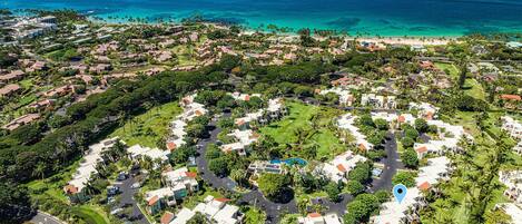 Zona residencial con casas, calles y una playa al fondo.