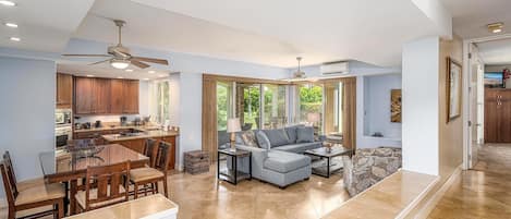 Condo, varias camas, balcón, vista al jardín (The Palms at Wailea 705) | Área de sala de estar