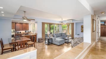 Apartment, Mehrere Betten, Balkon, Gartenblick (The Palms at Wailea 705) | Wohnbereich