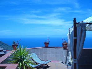 Terrace/patio - Deluxe Familiensuite mit 2 Schlafzimmern und Meerblick by Interhome (Icod de los Vinos)