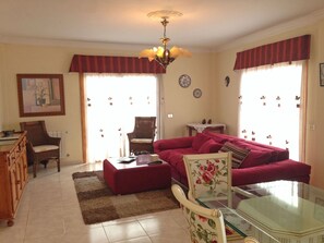 TV - Deluxe Familiensuite mit 2 Schlafzimmern und Meerblick by Interhome (Icod de los Vinos)