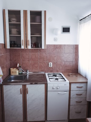Wasserkocher mit Kaffee-/Teezubehör, Kühlschrank, Herdplatte