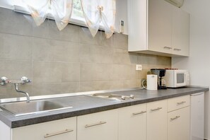 Fridge, microwave, stovetop, coffee/tea maker - Apartments Aldo (16178-A1) - Banjole (Banjole)