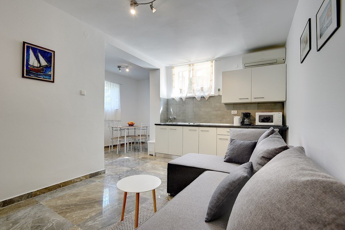 Téléviseur, table de ping-pong