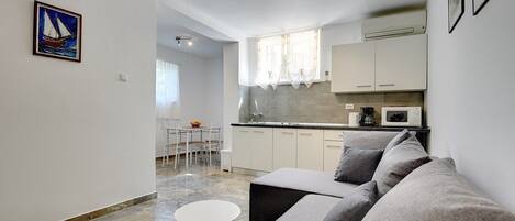 Téléviseur, table de ping-pong