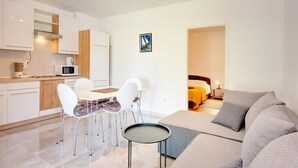 Eine moderne Wohnung mit Küche, Essbereich und Wohnzimmer.