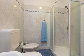 Douche, serviettes fournies