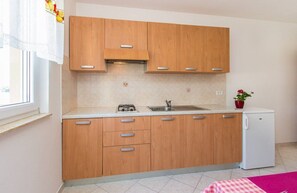 Coffee/tea maker, fridge, stovetop, cookware/dishes/utensils - Apartments Verde (16211-A2) - Premantura (Premantura)