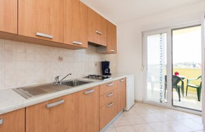 Fridge, stovetop, coffee/tea maker, cookware/dishes/utensils - Apartments Verde (16211-A3) - Premantura (Premantura)