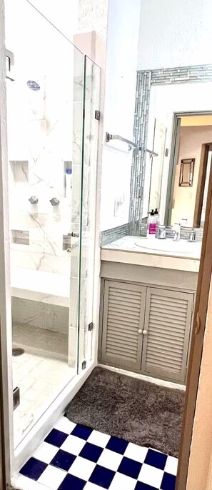 Standaard appartement, 2 slaapkamers, niet-roken, uitzicht op het strand | Badkamer | Een haardroger, handdoeken, zeep, shampoo