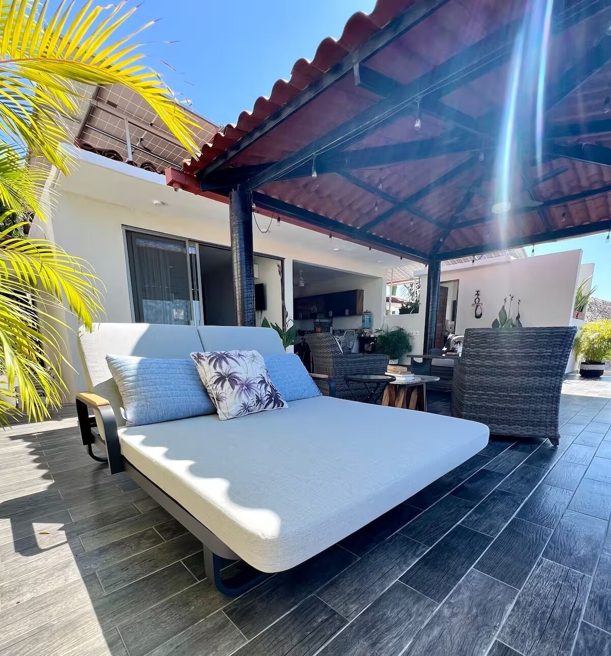 Penthouse superior, vista a la playa | Área de sala de estar | Televisión 
