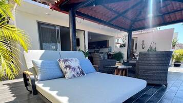 Penthouse superior, vista a la playa | Área de sala de estar | Televisión