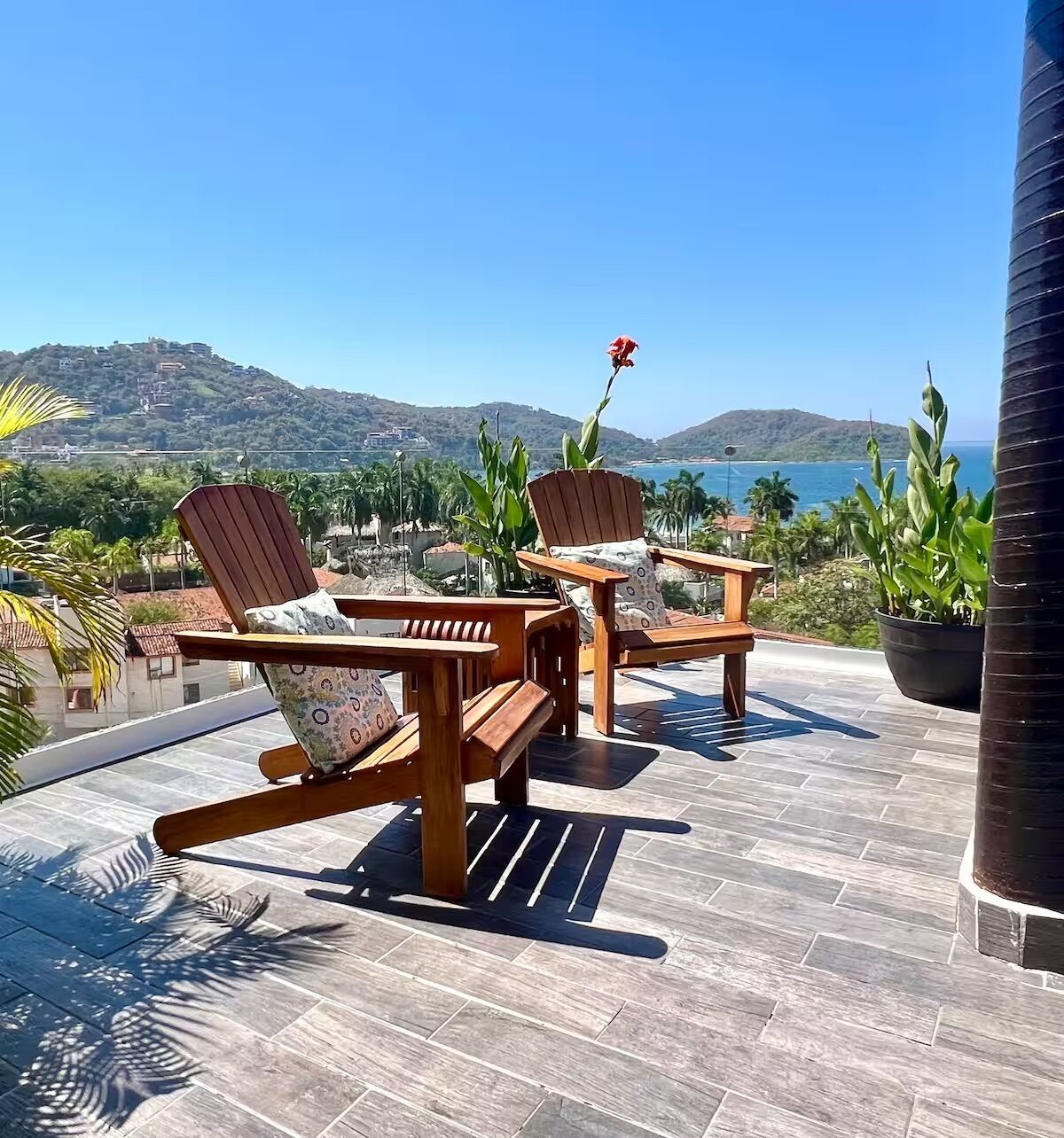 Penthouse superior, vista a la playa | Área de sala de estar | Televisión 
