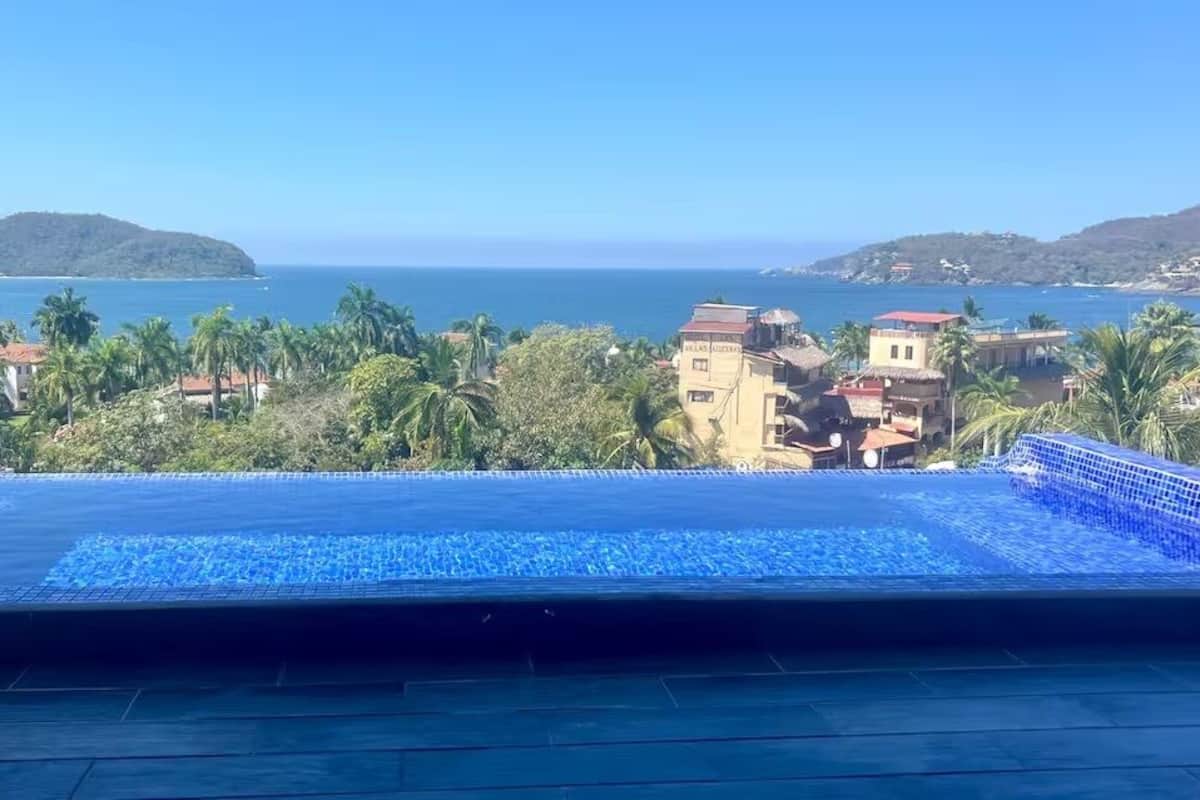 Loft superior, vista para a praia | Escrivaninha, espaço de trabalho para notebook