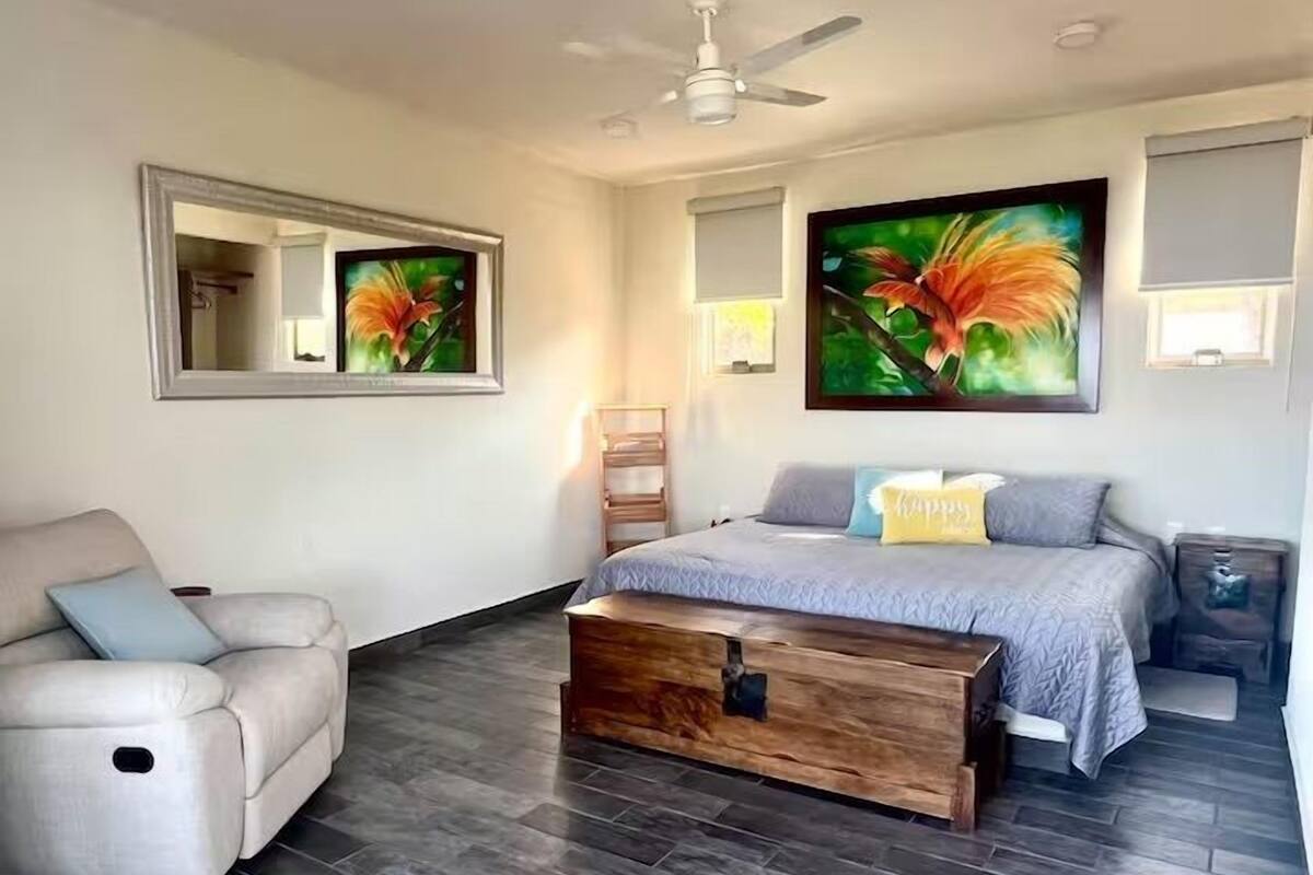 Superior penthouse, uitzicht op het strand | Een bureau, een laptopwerkplek, een strijkplank/strijkijzer, gratis wifi