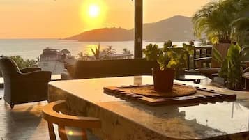 Superior Loft, Beach View | Living area | TV