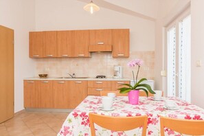 Geladeira, cooktop, cafeteira/chaleira