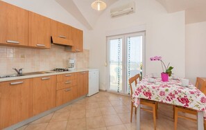 Fridge, stovetop, coffee/tea maker, cookware/dishes/utensils - Apartments Verde (16211-A5) - Premantura (Premantura)