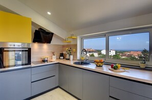 Kühlschrank, Mikrowelle, Herdplatte, Geschirrspüler