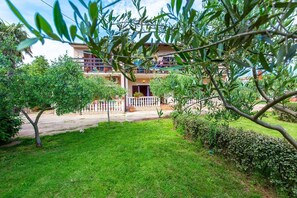Property grounds - Apartments Vitomir (16258-A1) - Medulin (Medulin)