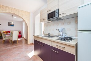Fridge, microwave, stovetop, coffee/tea maker - Apartments Samia (16259-A1) - Medulin (Medulin)