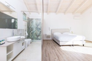 Shower, bidet, towels, toilet paper - Modern Sorrento Coast Villa with Private Pool & Terrace (Massa Lubrense)