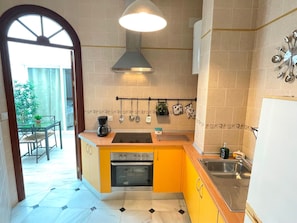 Kühlschrank, Mikrowelle, Ofen, Kochgeschirr/Geschirr/Besteck