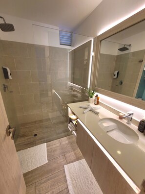 Shower, hair dryer, towels, soap - Personal Jacuzzi•Beach •Pool•Personal Concierge (La Boquilla)