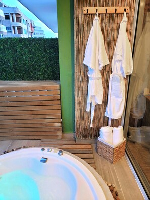 Douche, sèche-cheveux, serviettes fournies, savon